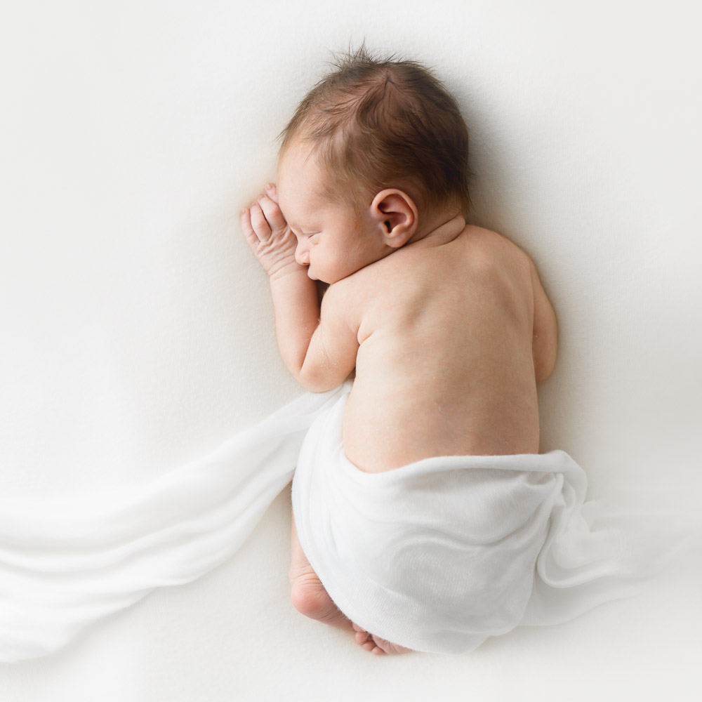 Neugeborenes fotografiert auf Beanbag in Decke in Göppingen